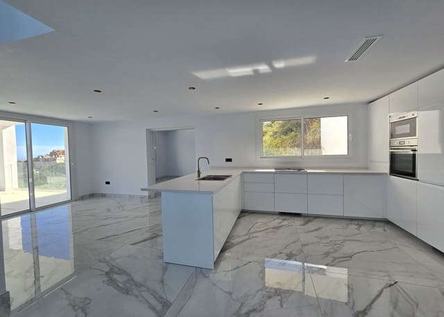 4 bedroom Villa for sale in Marbella with pool garage - € 1,599,000 (Ref: 9928272)