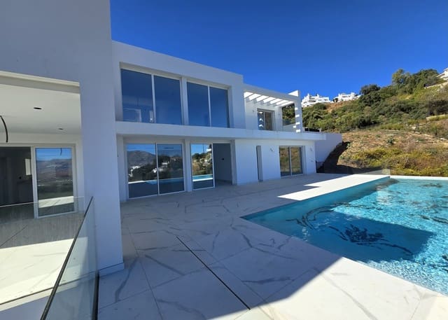 4 bedroom Villa for sale in Marbella with pool garage - € 1,599,000 (Ref: 9928272)