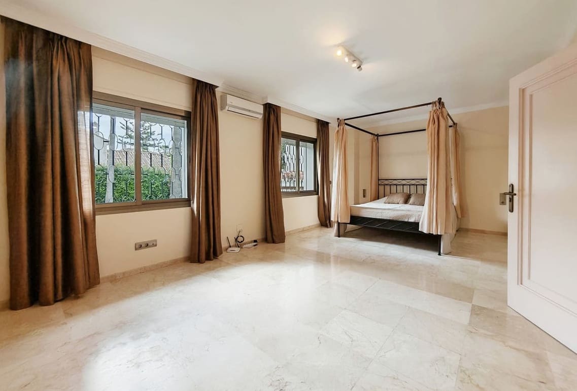 5 bedroom Villa for sale in Marbella with pool garage - € 3,900,000 (Ref: 9928274)