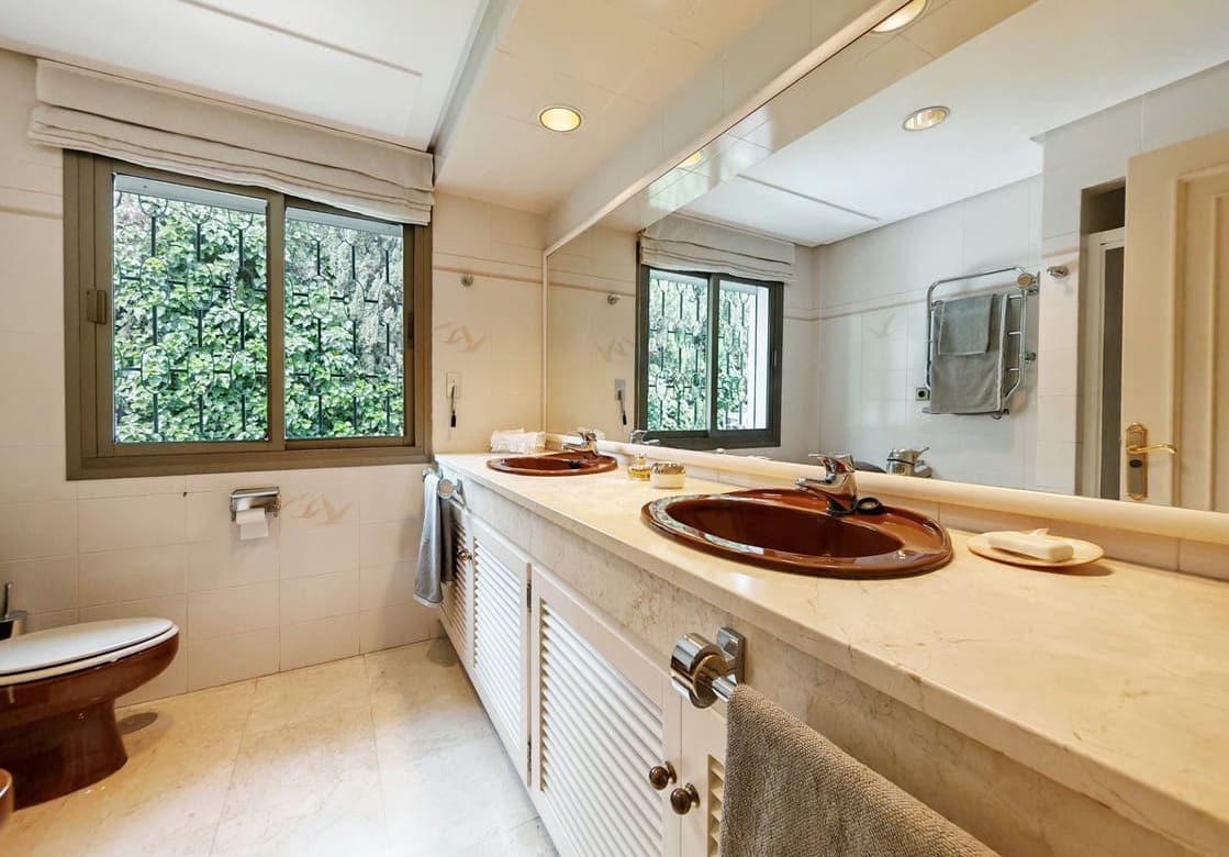 5 bedroom Villa for sale in Marbella with pool garage - € 3,900,000 (Ref: 9928274)
