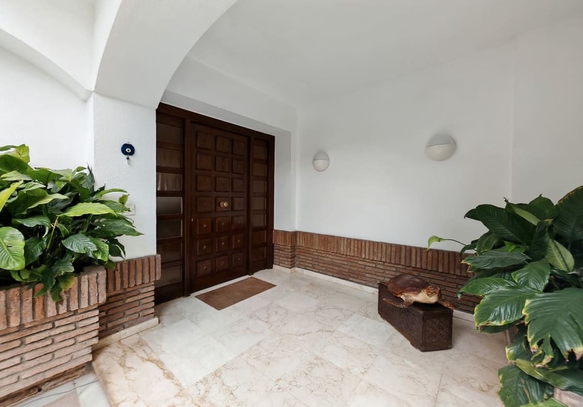 5 bedroom Villa for sale in Marbella with pool garage - € 3,900,000 (Ref: 9928274)