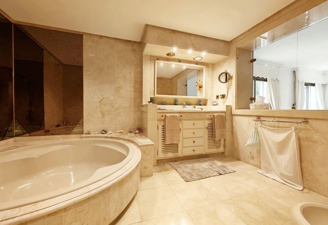 5 bedroom Villa for sale in Marbella with pool garage - € 3,900,000 (Ref: 9928274)