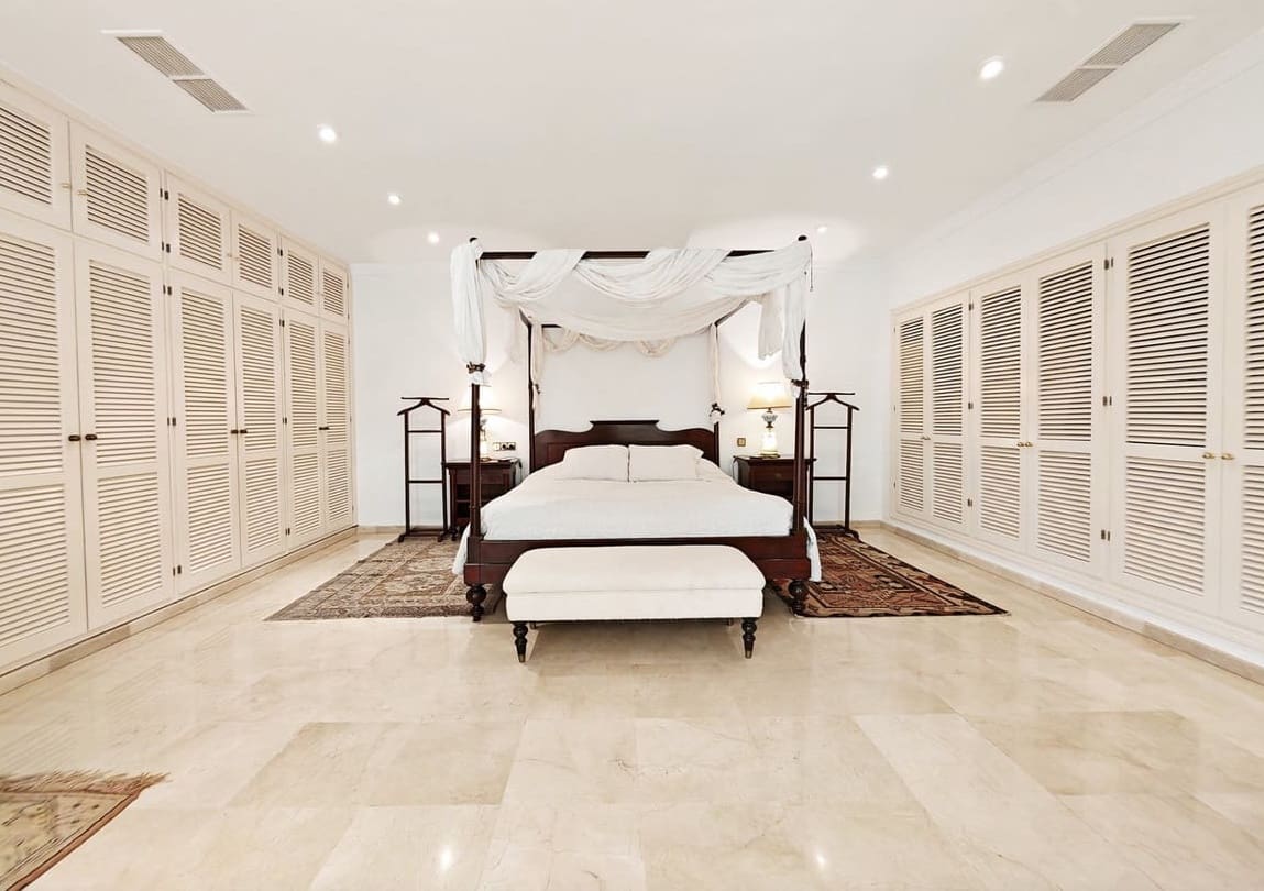 5 bedroom Villa for sale in Marbella with pool garage - € 3,900,000 (Ref: 9928274)
