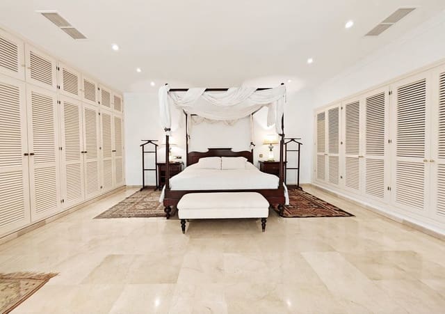 5 bedroom Villa for sale in Marbella with pool garage - € 3,900,000 (Ref: 9928274)
