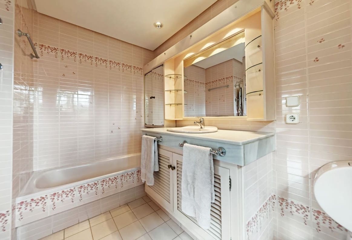 5 bedroom Villa for sale in Marbella with pool garage - € 3,900,000 (Ref: 9928274)