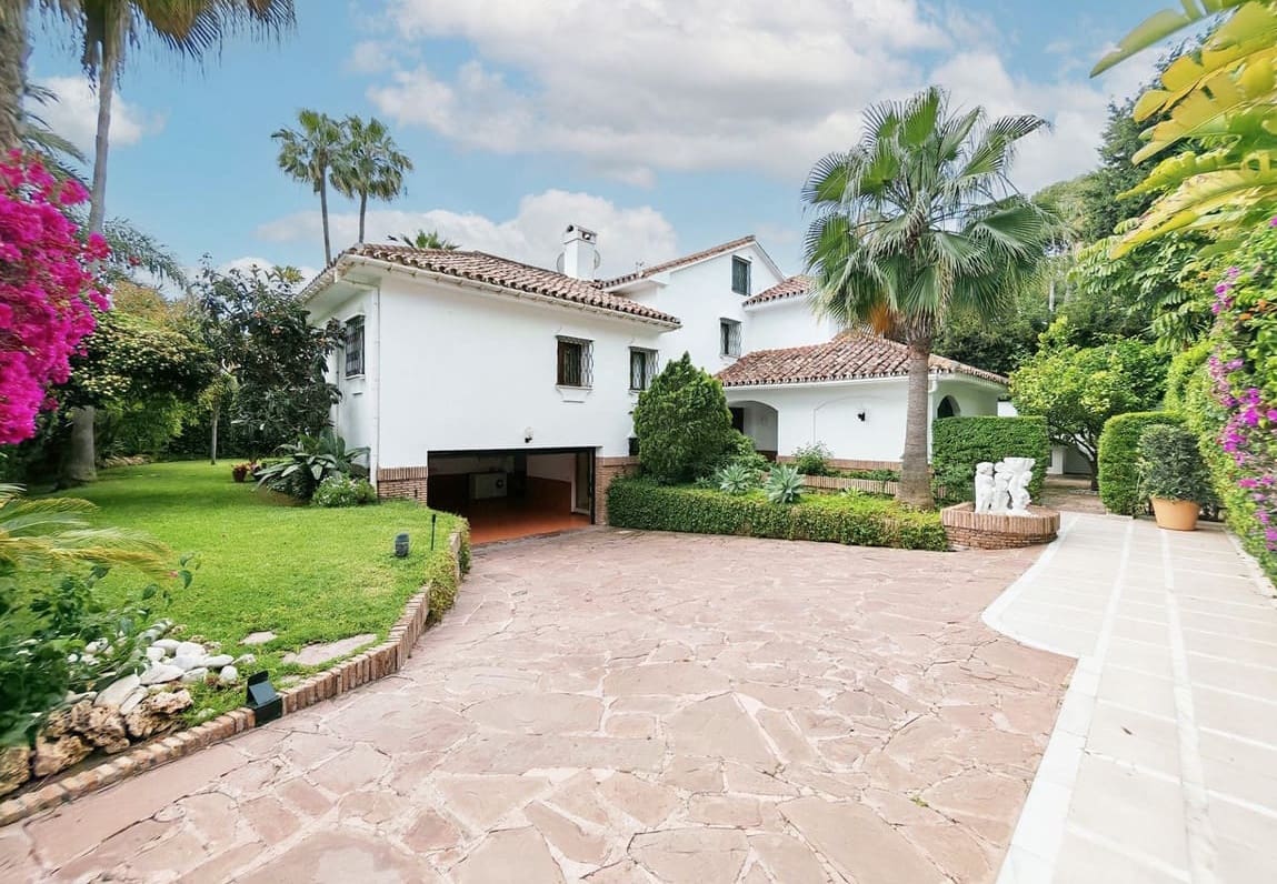 5 bedroom Villa for sale in Marbella with pool garage - € 3,900,000 (Ref: 9928274)