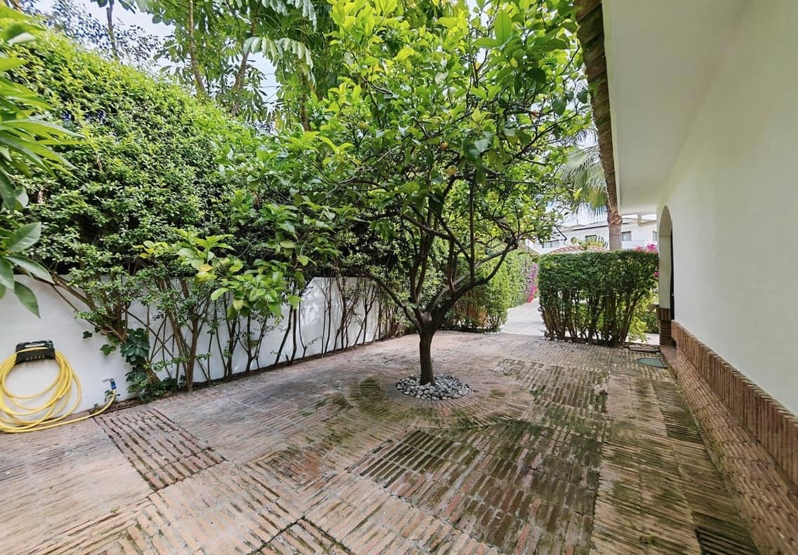 5 bedroom Villa for sale in Marbella with pool garage - € 3,900,000 (Ref: 9928274)