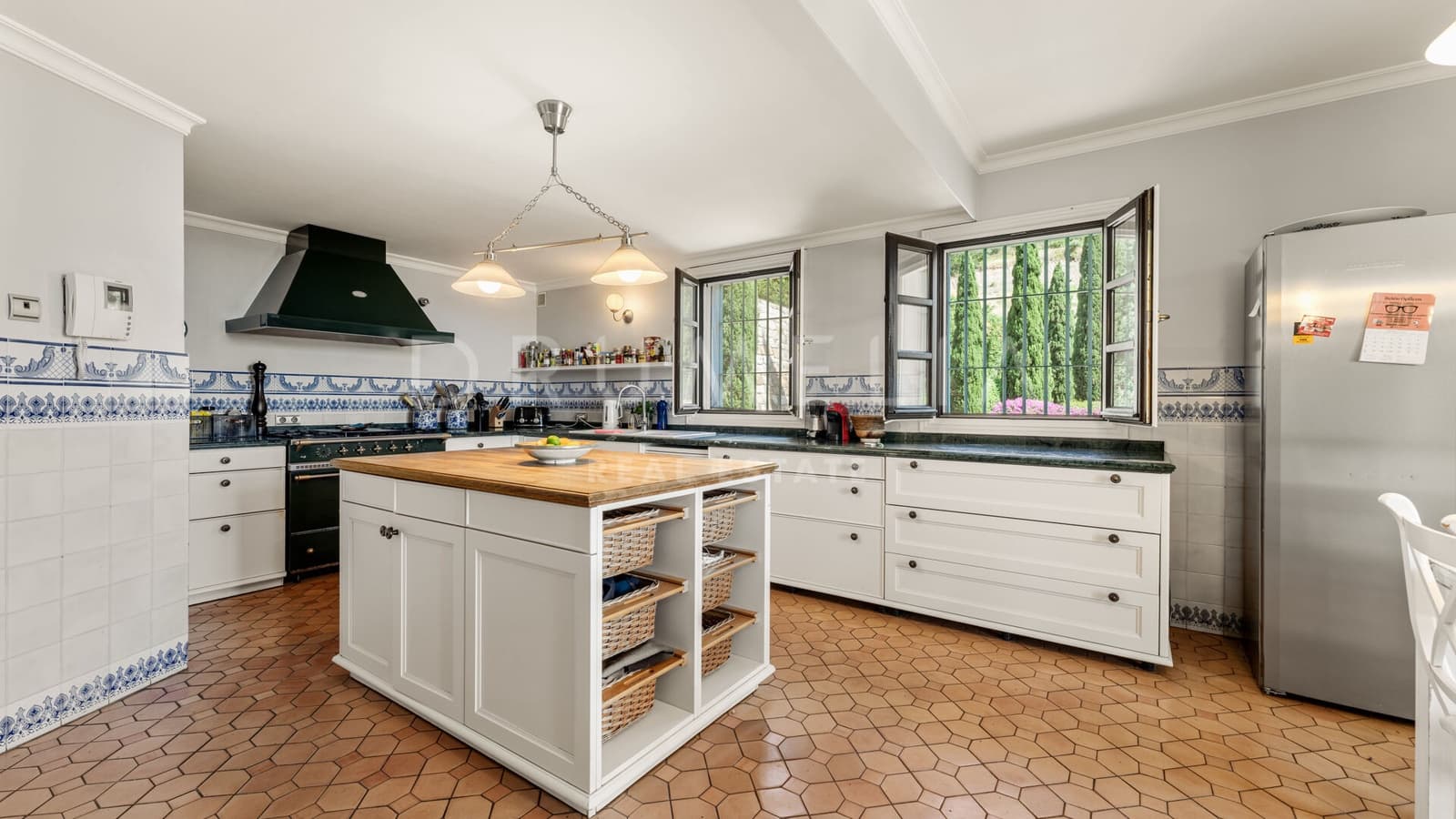 7 sypialnia Willa na sprzedaż w Marbella z basenem garażem - 3 700 000 € (Ref: 9928284)