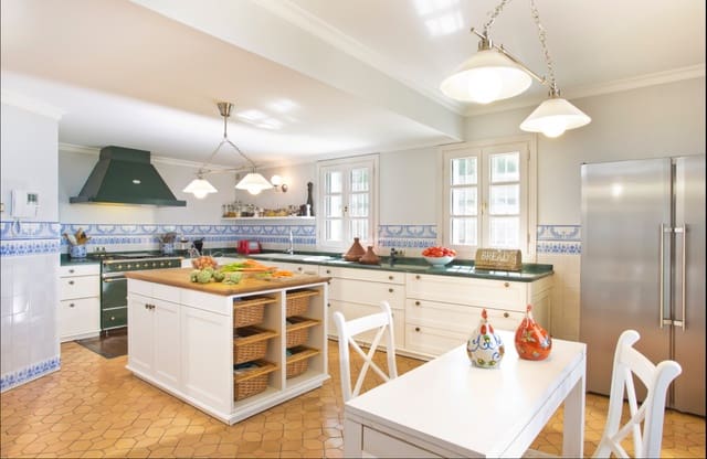 7 sypialnia Willa na sprzedaż w Marbella z basenem garażem - 3 700 000 € (Ref: 9928284)