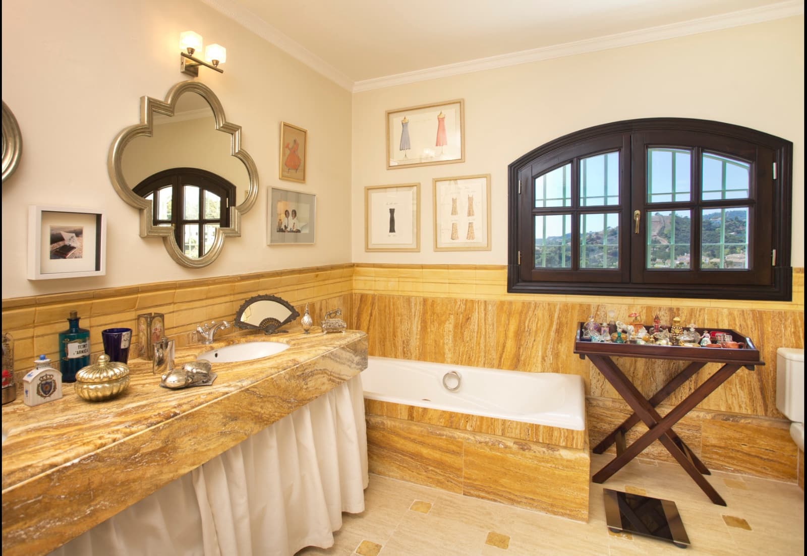 7 sypialnia Willa na sprzedaż w Marbella z basenem garażem - 3 700 000 € (Ref: 9928284)
