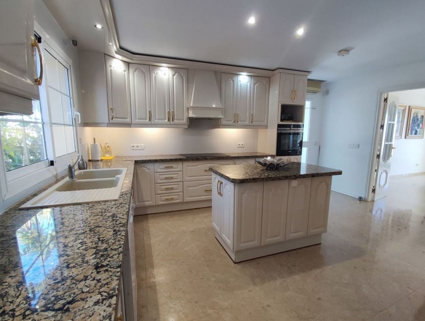 5 soverom Villa til salgs i Marbella med svømmebasseng garasje - € 2 400 000 (Ref: 9928285)
