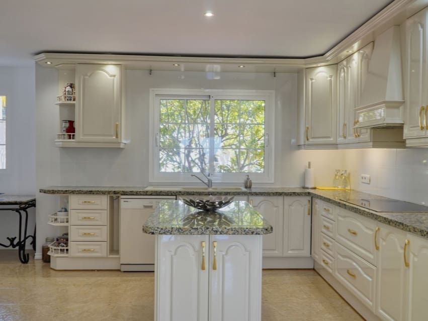 5 soverom Villa til salgs i Marbella med svømmebasseng garasje - € 2 400 000 (Ref: 9928285)