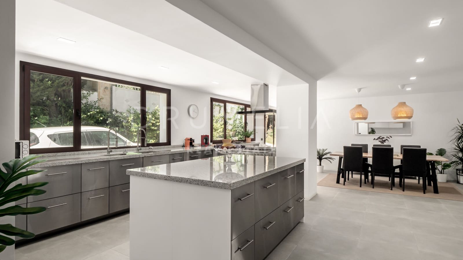 11 bedroom Villa for sale in Marbella - € 13,900,000 (Ref: 9930796)
