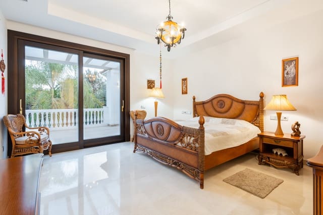 7 bedroom Villa for sale in Estepona with pool garage - € 4,750,000 (Ref: 9957631)