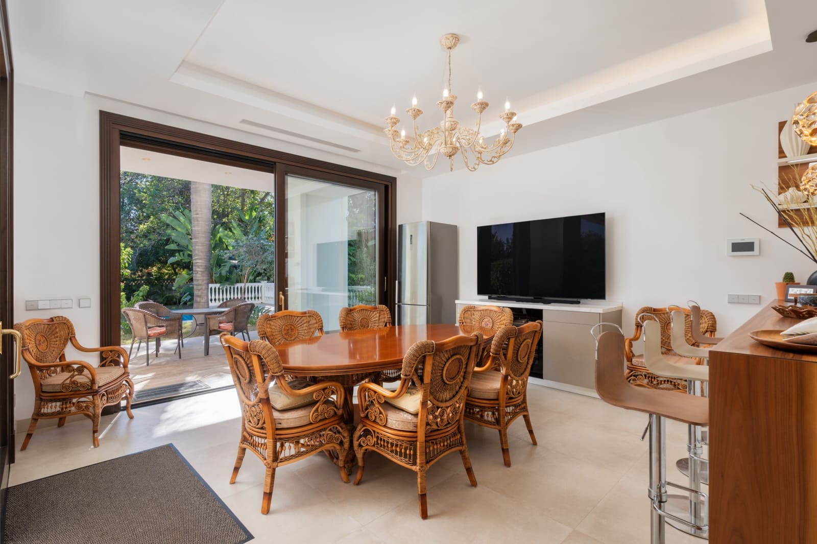 7 bedroom Villa for sale in Estepona with pool garage - € 4,750,000 (Ref: 9957631)