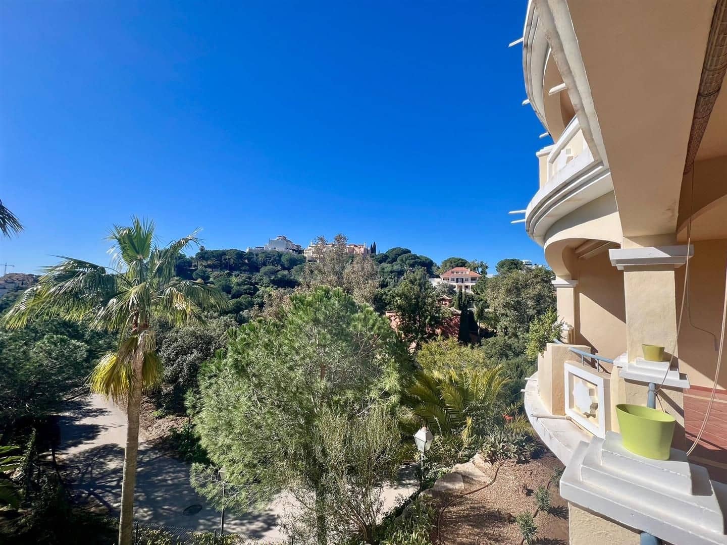 2 soverom Leilighet til salgs i Marbella med svømmebasseng garasje - € 390 000 (Ref: 9959807)