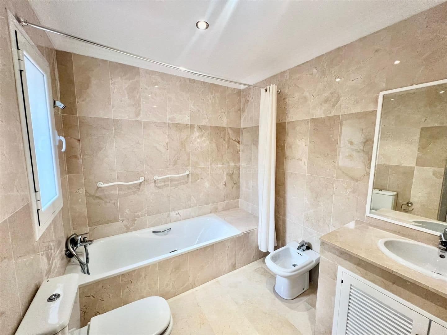 2 soverom Leilighet til salgs i Marbella med svømmebasseng garasje - € 390 000 (Ref: 9959807)