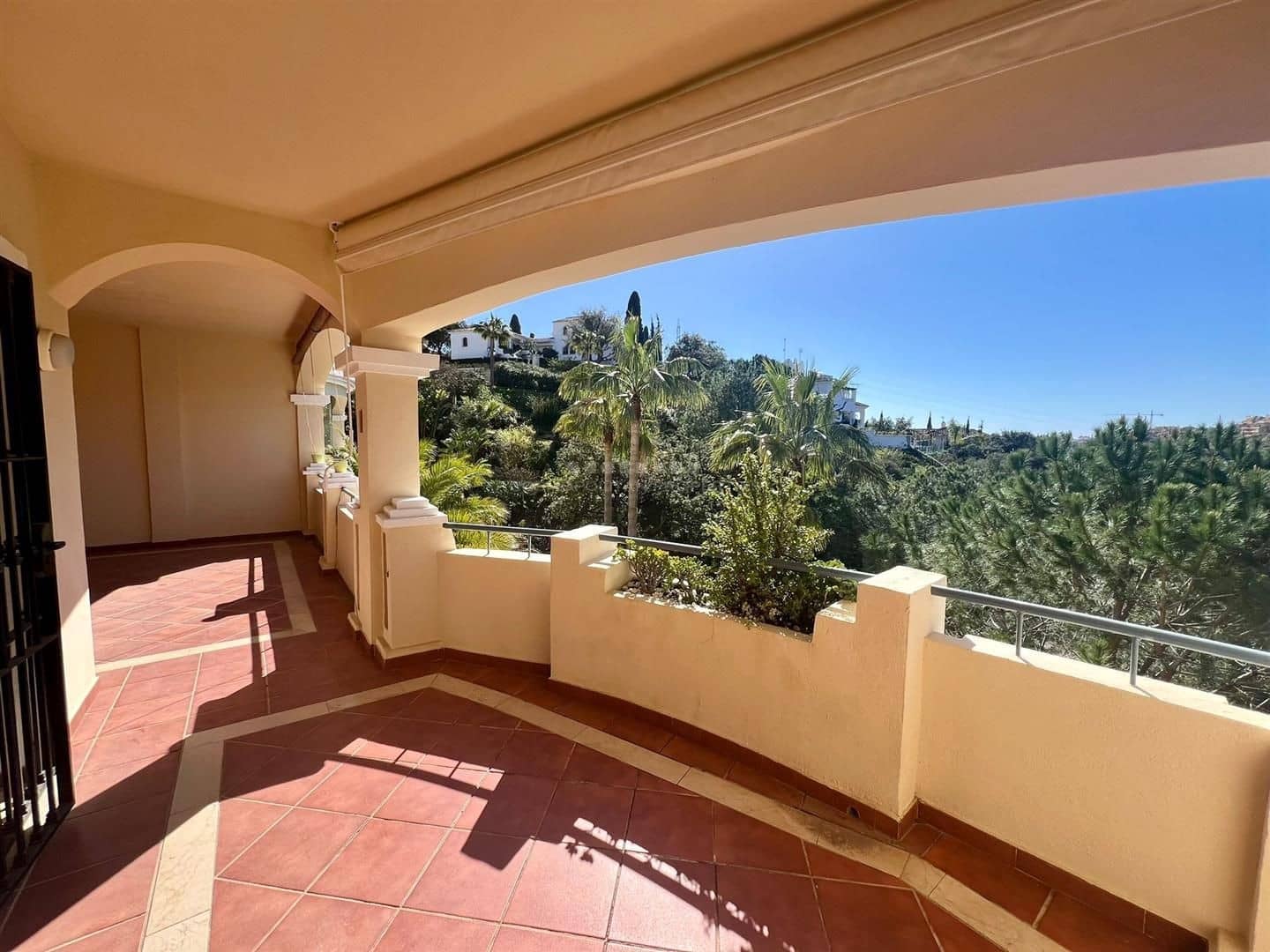 2 soverom Leilighet til salgs i Marbella med svømmebasseng garasje - € 390 000 (Ref: 9959807)