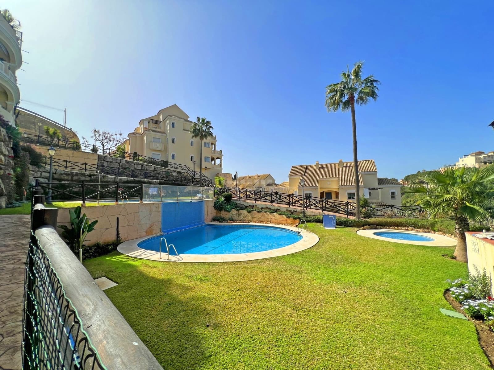 2 soverom Leilighet til salgs i Marbella med svømmebasseng garasje - € 390 000 (Ref: 9959807)