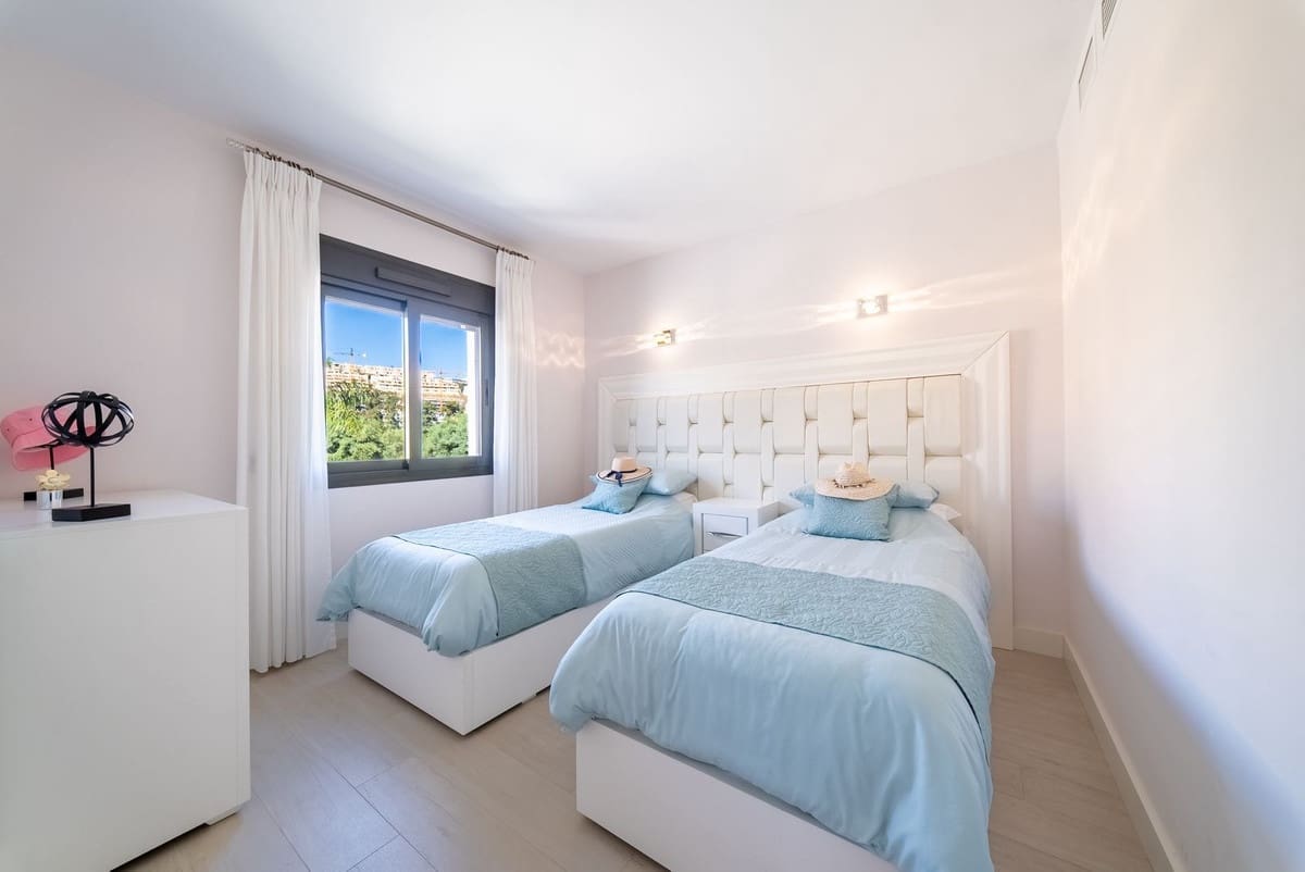 4 sypialnia Dom blizniak na sprzedaż w Mijas Costa z basenem garażem - 995 000 € (Ref: 9965306)