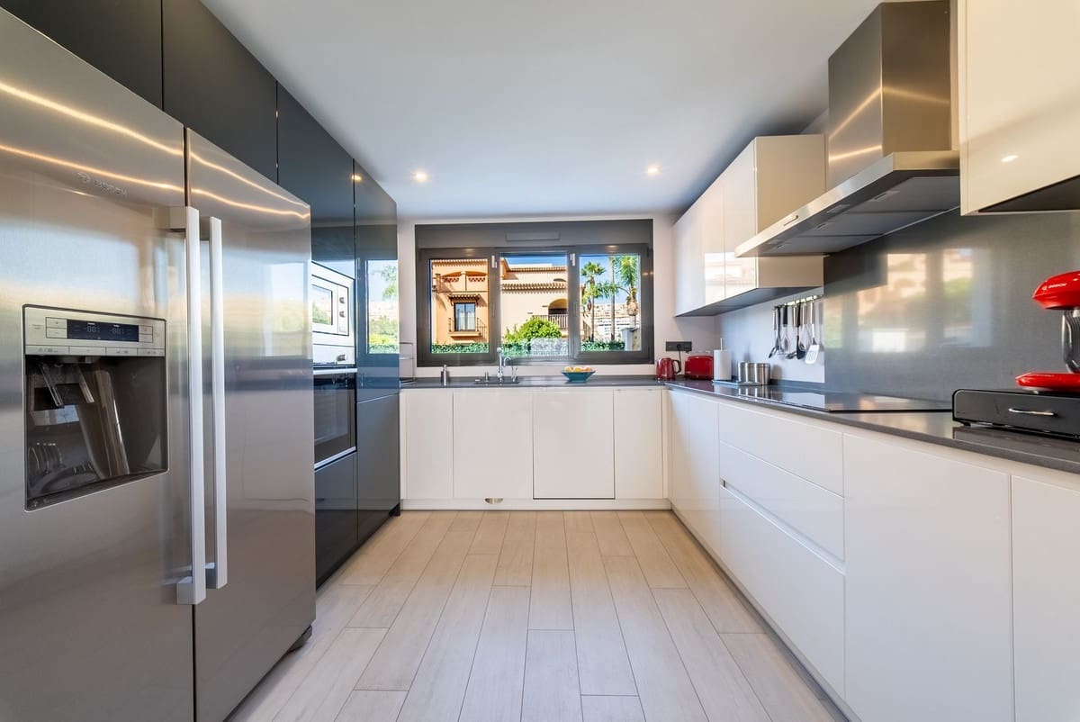 4 sypialnia Dom blizniak na sprzedaż w Mijas Costa z basenem garażem - 995 000 € (Ref: 9965306)