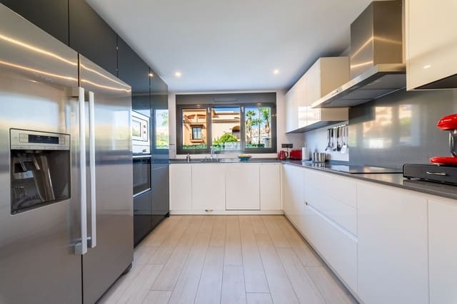 Pareado de 4 habitaciones en Mijas Costa, Mijas en venta con piscina garaje - 995.000 € (Ref: 9965306)