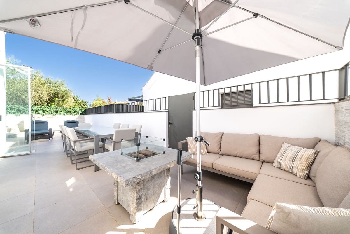 4 sypialnia Dom blizniak na sprzedaż w Mijas Costa z basenem garażem - 995 000 € (Ref: 9965306)
