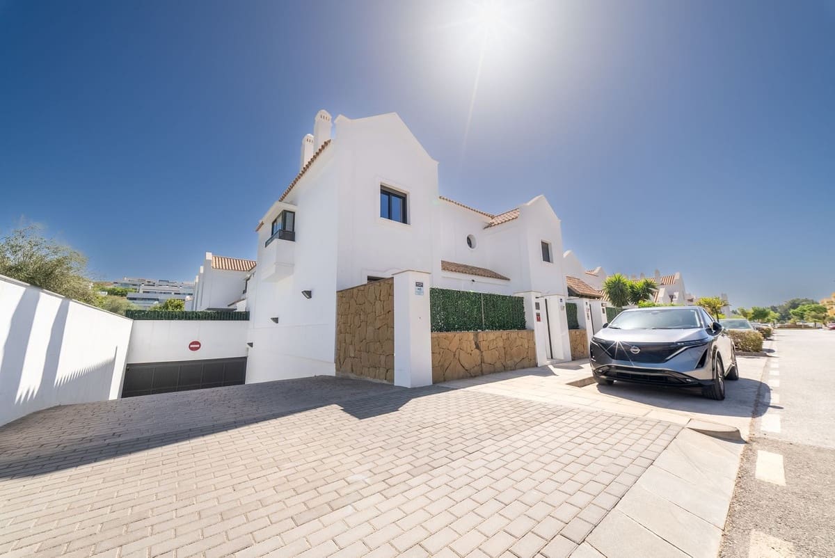4 sypialnia Dom blizniak na sprzedaż w Mijas Costa z basenem garażem - 995 000 € (Ref: 9965306)