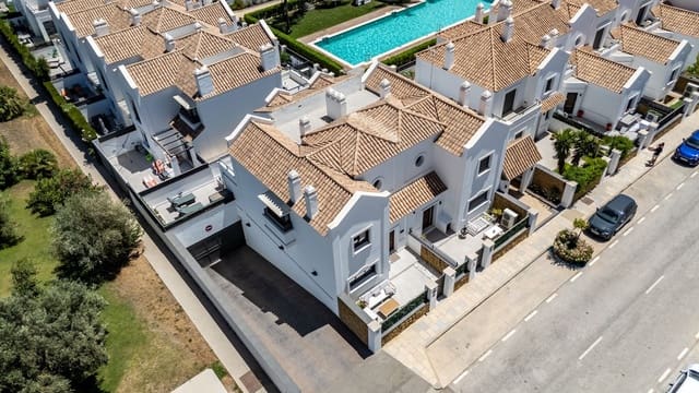 Pareado de 4 habitaciones en Mijas Costa, Mijas en venta con piscina garaje - 995.000 € (Ref: 9965306)