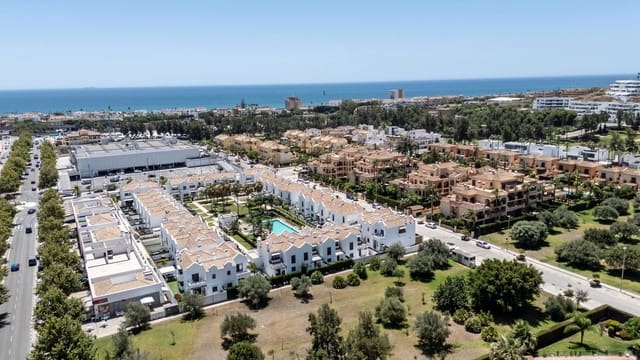 Pareado de 4 habitaciones en Mijas Costa, Mijas en venta con piscina garaje - 995.000 € (Ref: 9965306)