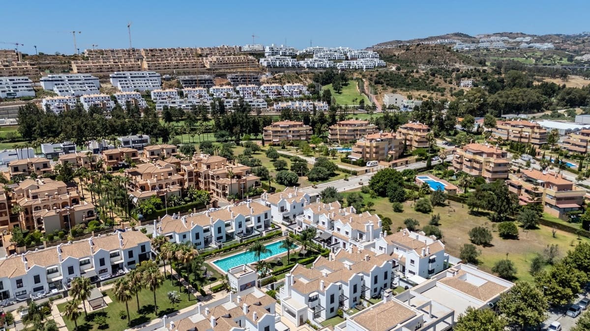4 sypialnia Dom blizniak na sprzedaż w Mijas Costa z basenem garażem - 995 000 € (Ref: 9965306)