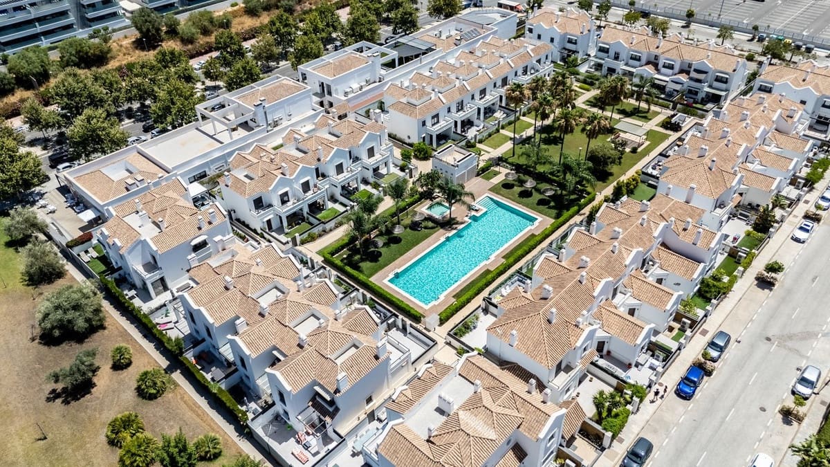 4 sypialnia Dom blizniak na sprzedaż w Mijas Costa z basenem garażem - 995 000 € (Ref: 9965306)