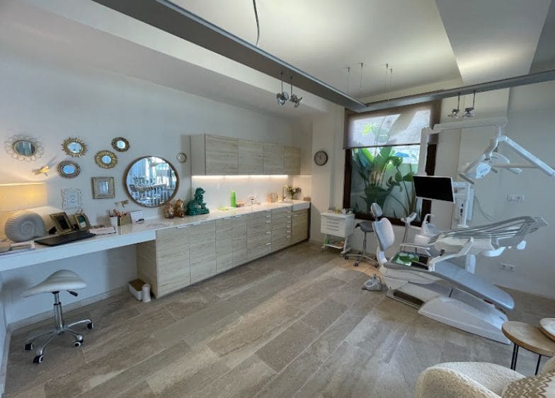 5 bedroom Business for sale in Moraira with garage - € 250,000 (Ref: 9484196)