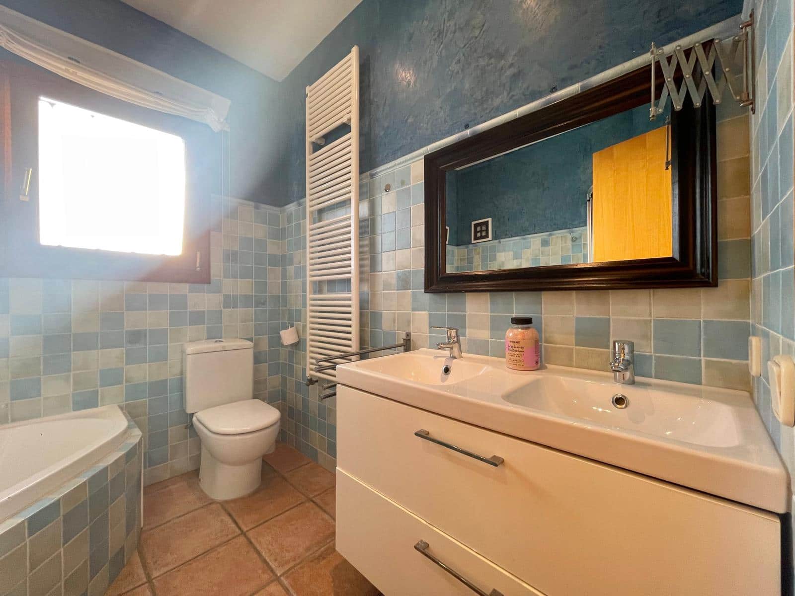 5 bedroom Business for sale in Moraira with garage - € 250,000 (Ref: 9484196)