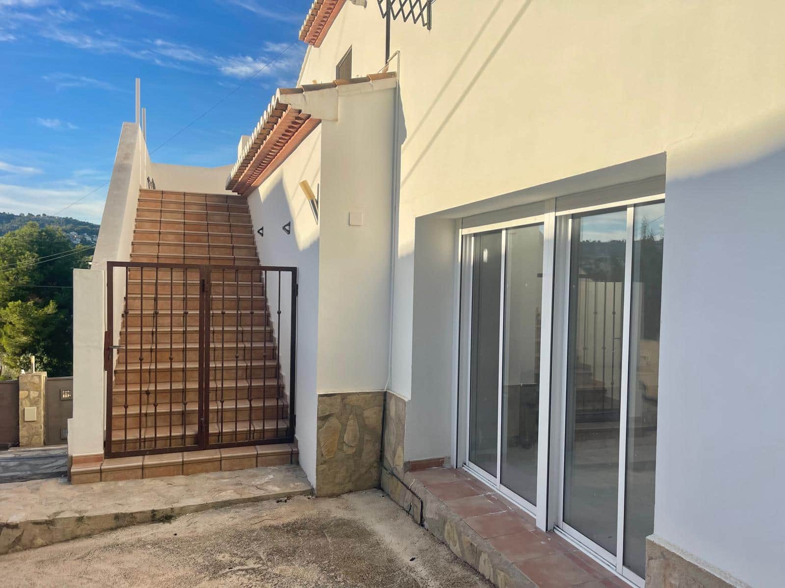 5 bedroom Business for sale in Moraira with garage - € 250,000 (Ref: 9484196)