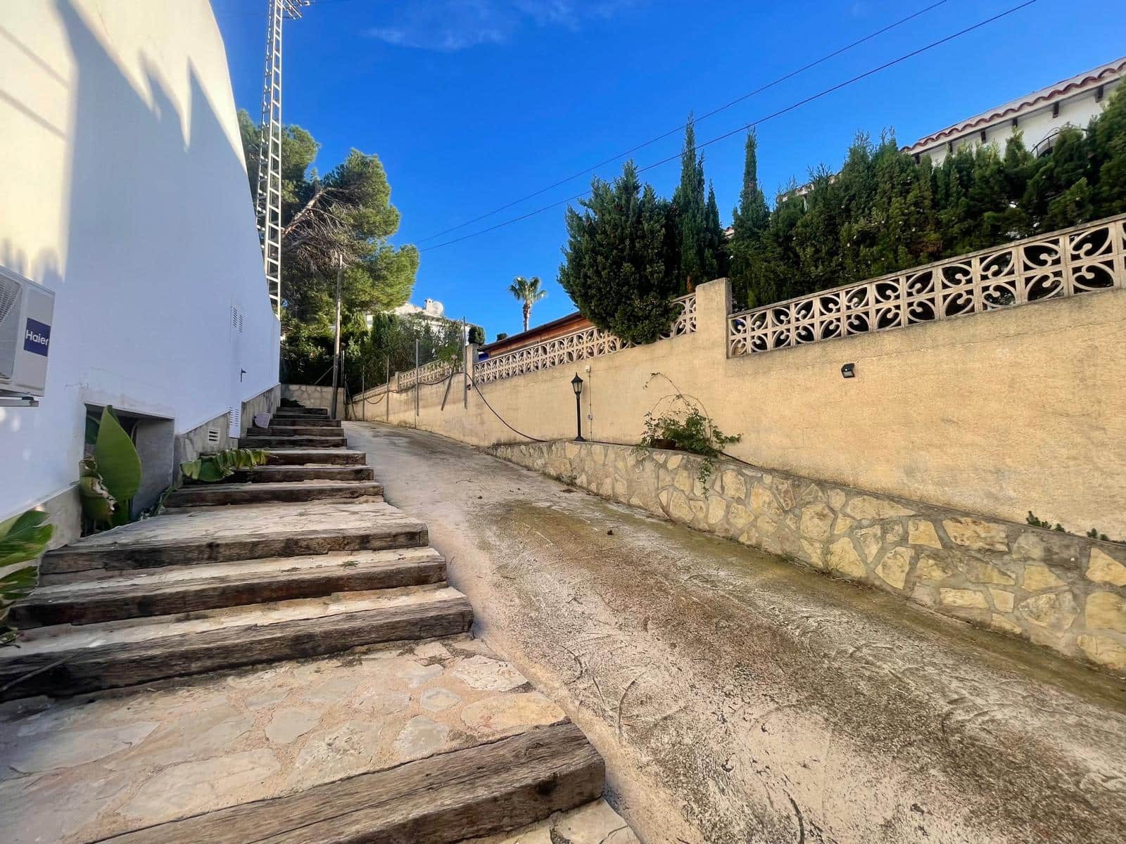 5 bedroom Business for sale in Moraira with garage - € 250,000 (Ref: 9484196)