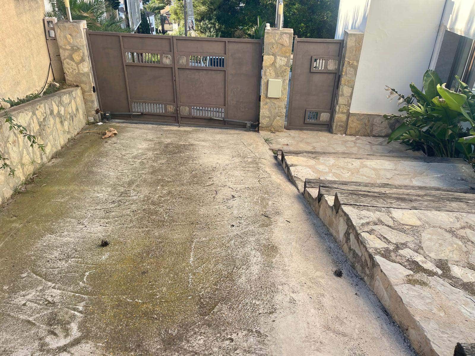 5 bedroom Business for sale in Moraira with garage - € 250,000 (Ref: 9484196)