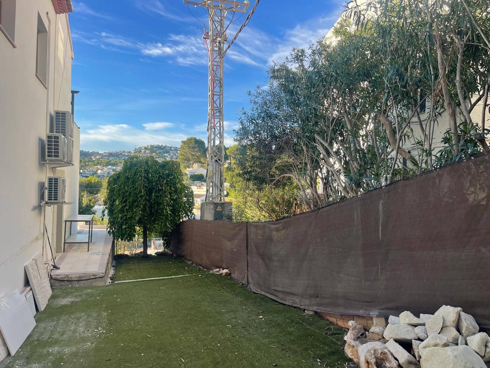 5 bedroom Business for sale in Moraira with garage - € 250,000 (Ref: 9484196)