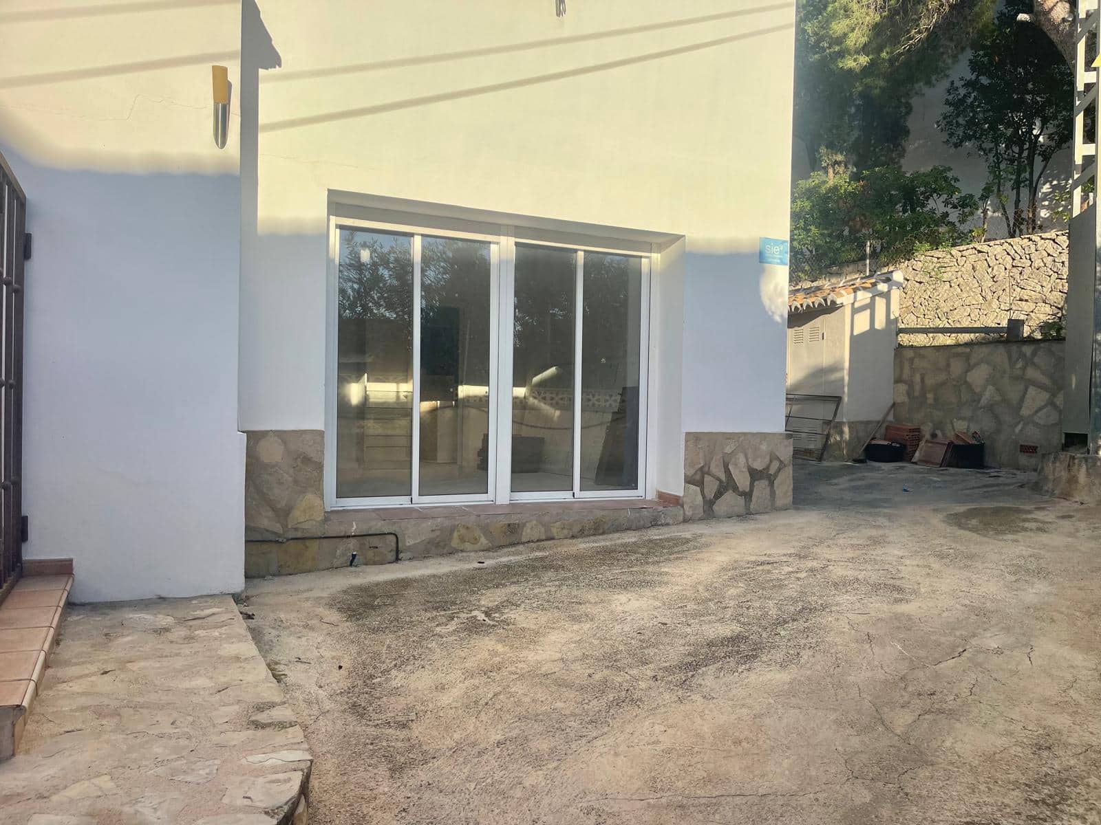 5 bedroom Business for sale in Moraira with garage - € 250,000 (Ref: 9484196)