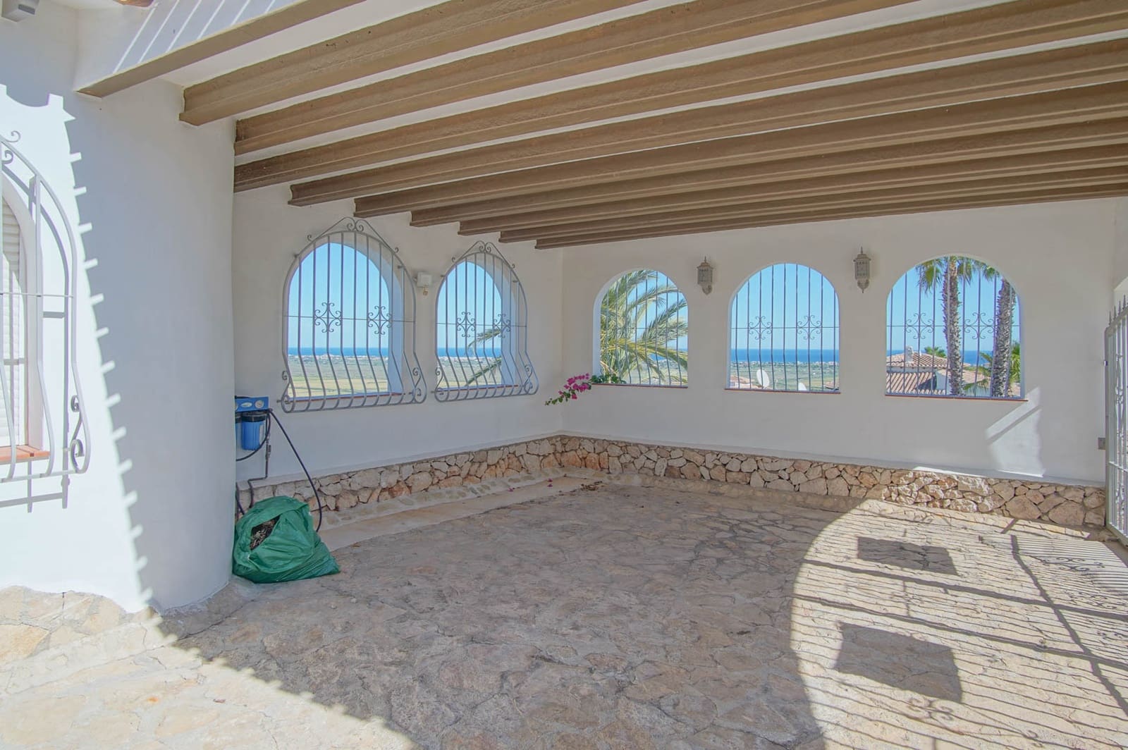 5 bedroom Villa for sale in Pego with garage - € 895,000 (Ref: 9484229)