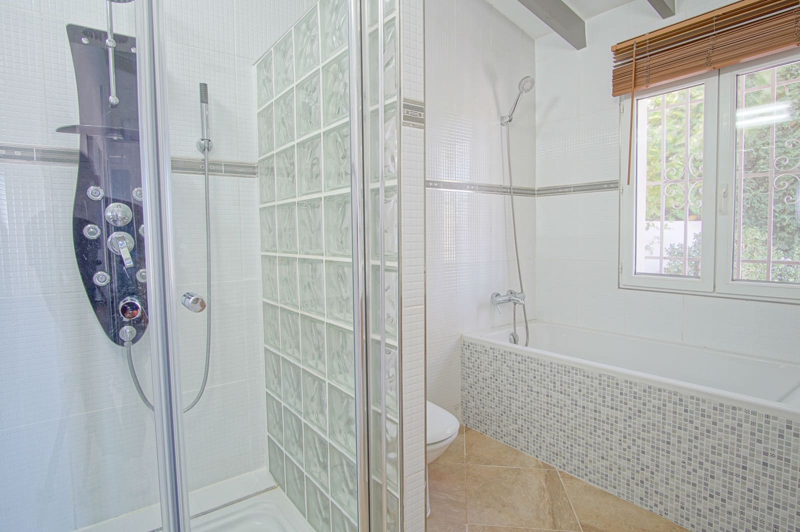 5 bedroom Villa for sale in Pego with garage - € 895,000 (Ref: 9484229)