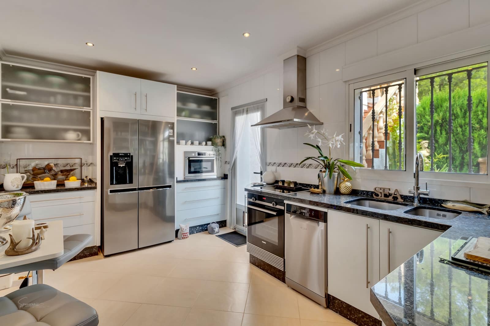 5 bedroom Villa for sale in Pego with garage - € 725,000 (Ref: 9484292)