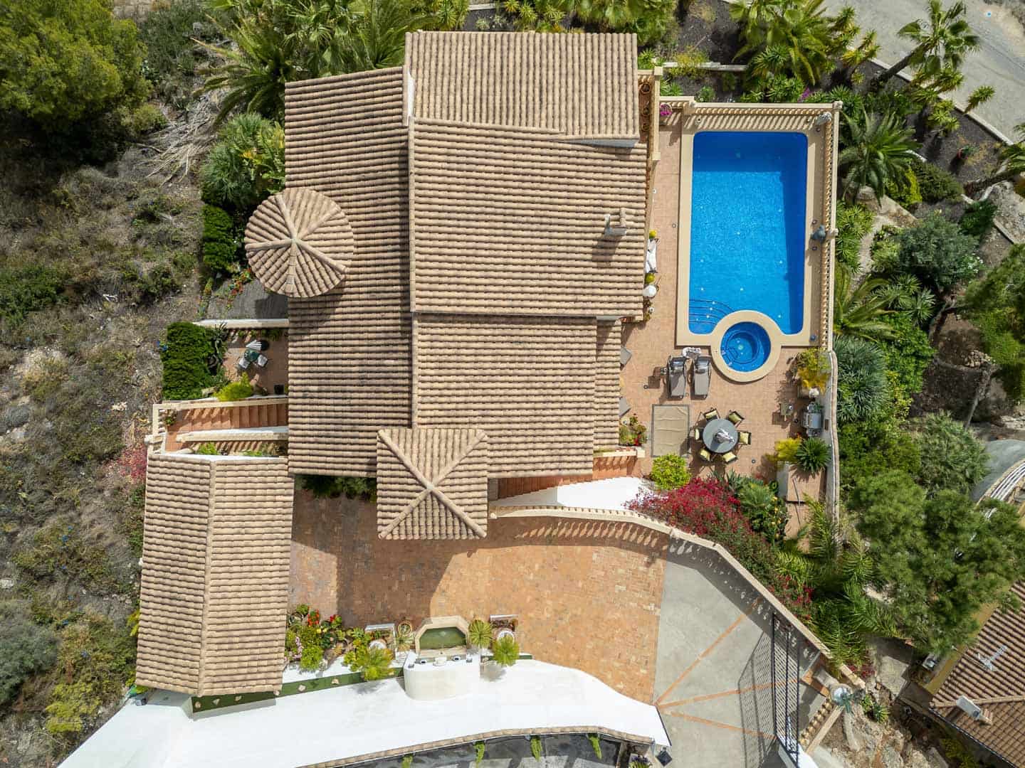 5 bedroom Villa for sale in Pego with garage - € 725,000 (Ref: 9484292)