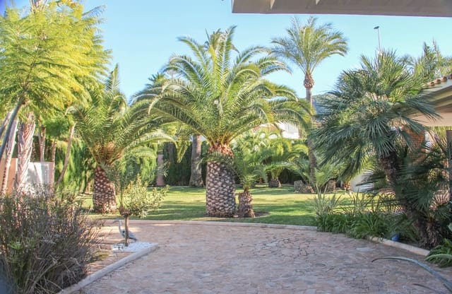 7 bedroom Villa for sale in Juzgados - Plaza de Toros, Benidorm - € 1,595,000 (Ref: 9484394)