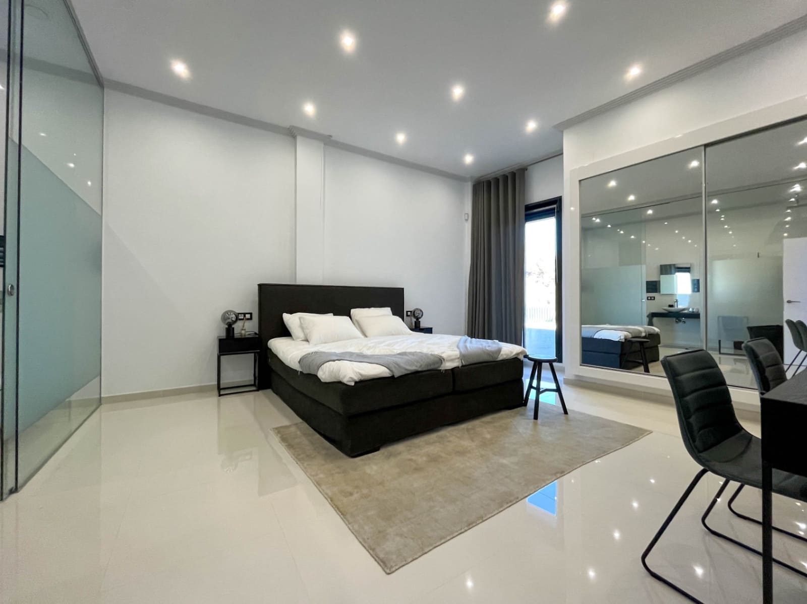 5 makuuhuone Huvila myytävänä paikassa Benissa mukana 
autotalli - 3 700 000 € (Ref: 9484569)