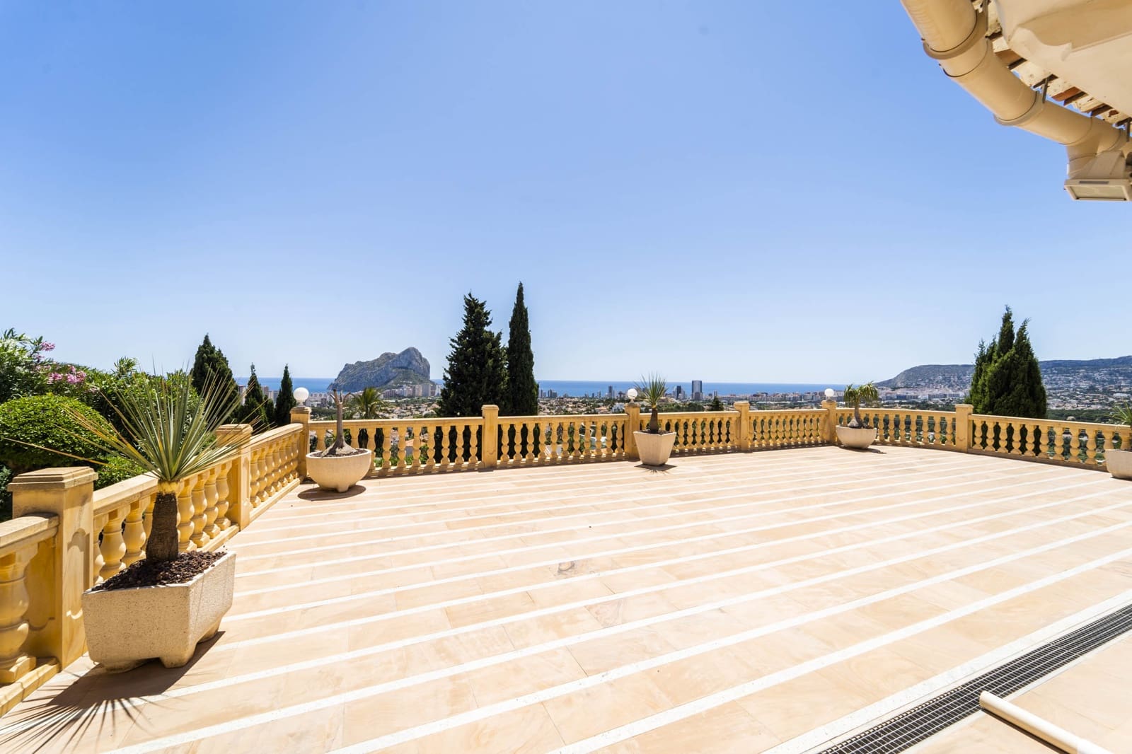 6 bedroom Villa for sale in Calpe / Calp with garage - € 2,400,000 (Ref: 9484602)