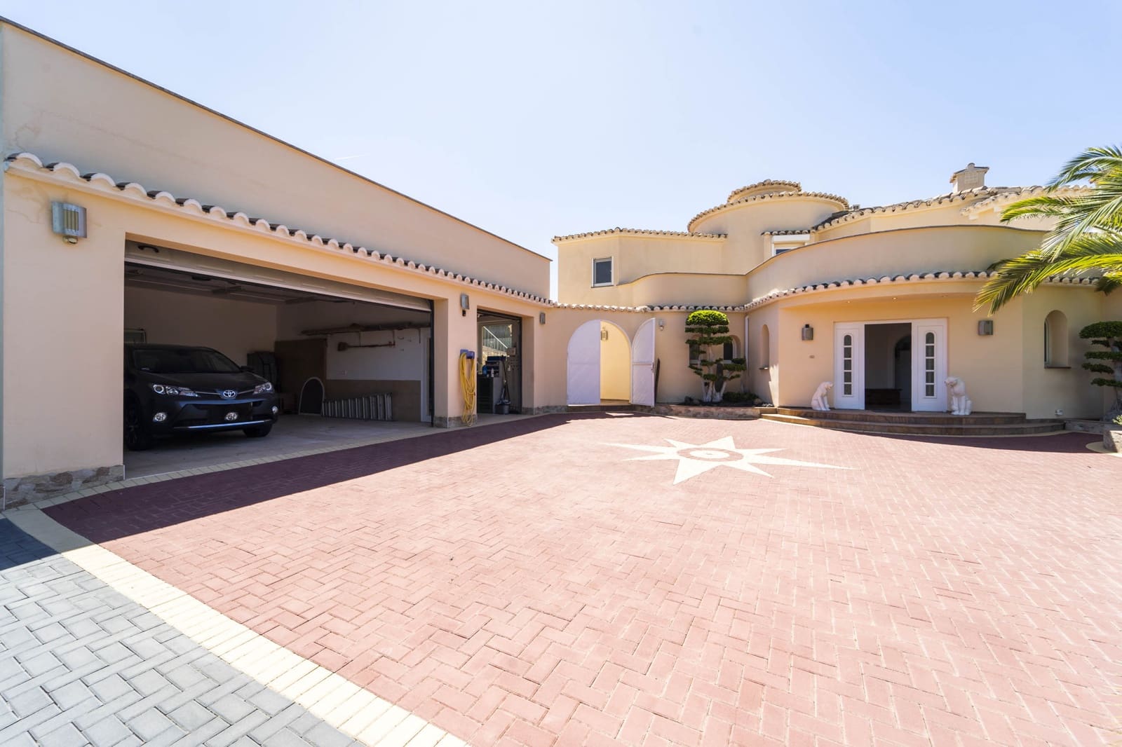 6 bedroom Villa for sale in Calpe / Calp with garage - € 2,400,000 (Ref: 9484602)