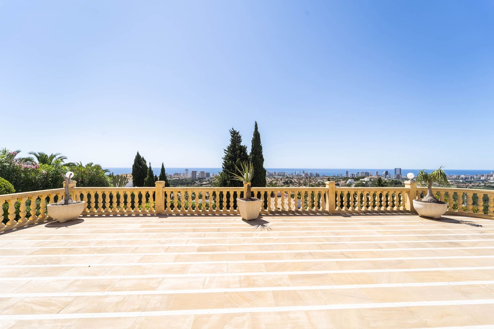 6 bedroom Villa for sale in Calpe / Calp with garage - € 2,400,000 (Ref: 9484602)