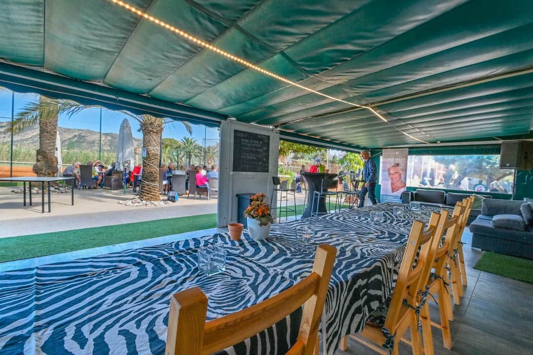 3 bedroom Business for sale in Alfaz del Pi / L'Alfas del Pi - € 1,950,000 (Ref: 9484662)