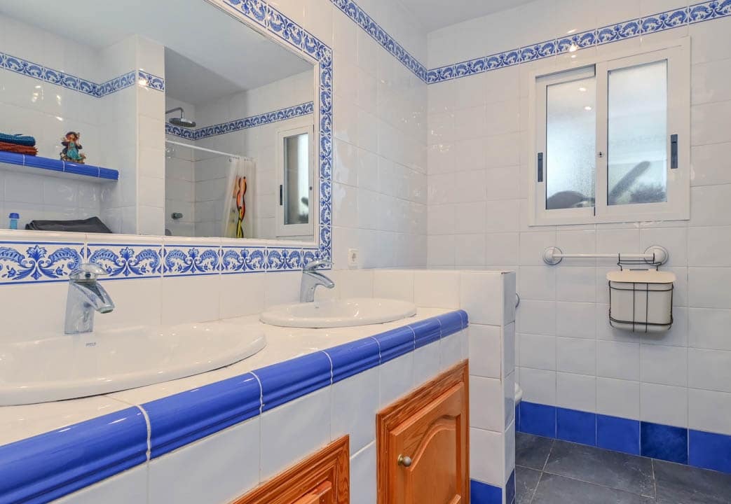 3 bedroom Business for sale in Alfaz del Pi / L'Alfas del Pi - € 1,950,000 (Ref: 9484662)